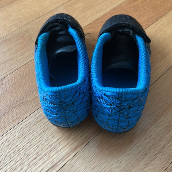 Youth boys soccer cleats Size 12 - Picture 3 of 5